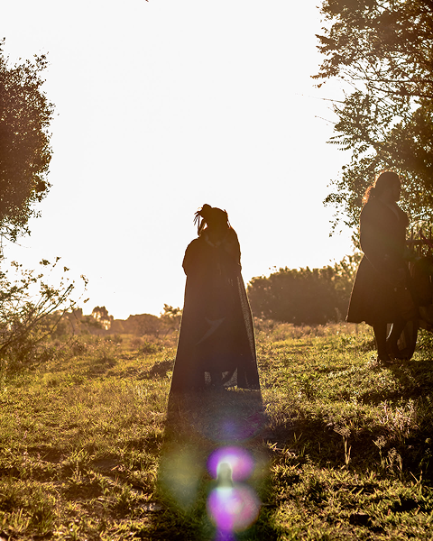 Pessoas reunidas na floresta durante o Imperium LARP